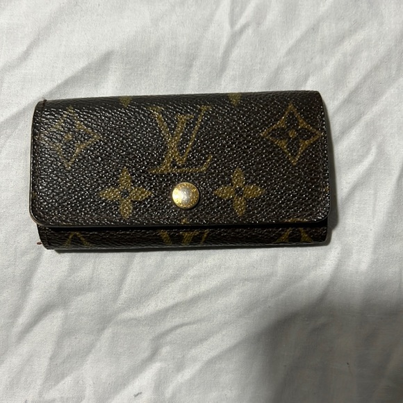 Louis Vuitton Other - Authentic Louis Vuitton monogram 4key case